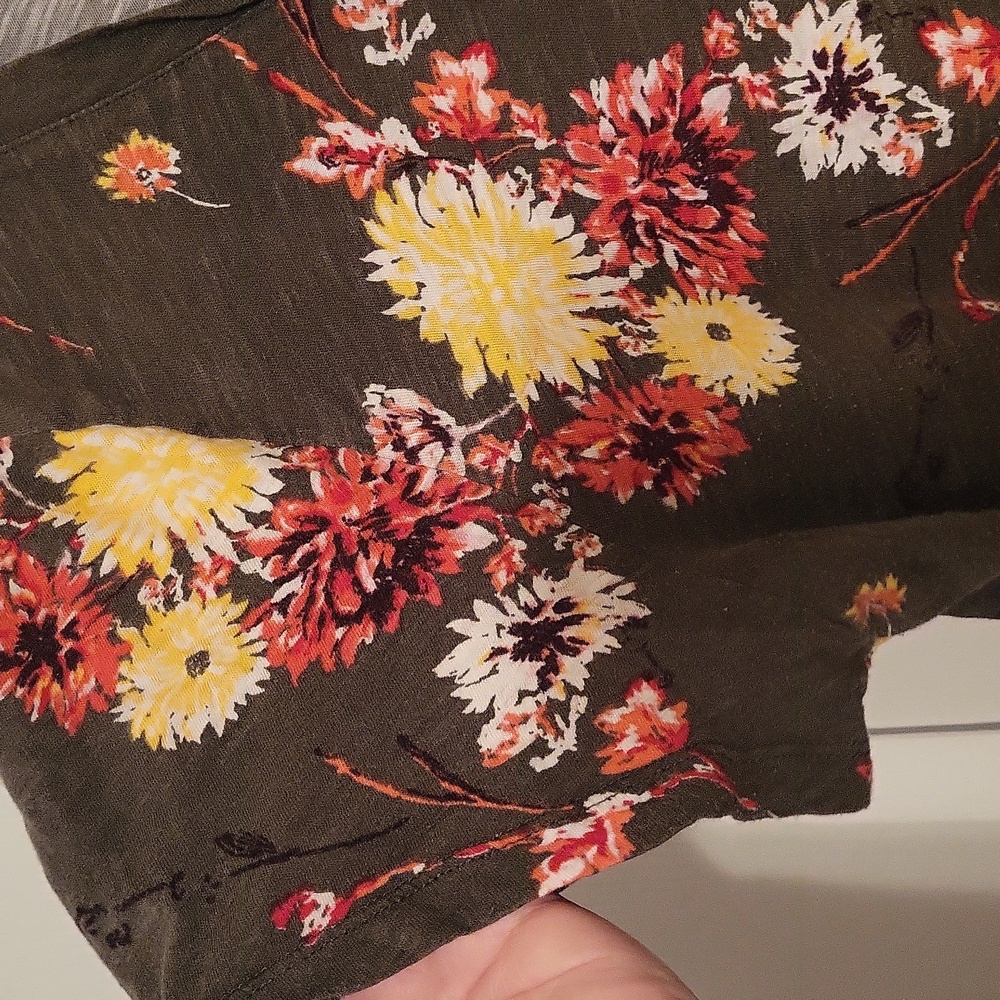 Torrid Floral V-Neck Short Sleeve Top - Picture 5 of 6